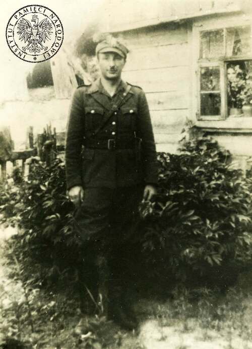 Sierżant Wiktor Stryjewski „Cacko”, „Zbyszko”, „Wyrwicz”, żołnierz Armii Krajowej, ROAK, NZW, dowódca oddziału bojowego 11. Grupy Operacyjnej NSZ (NZW). Wyrokiem Wojskowego Sądu Rejonowego w Warszawie z 3 VII 1950 r. skazany na trzydziestośmiokrotną karę śmierci, pozbawienie praw publicznych i obywatelskich praw honorowych na zawsze oraz przepadek całego mienia. Stracony w więzieniu mokotowskim przy ul. Rakowieckiej w Warszawie 18 I 1951 r. (fot. z zasobu IPN)