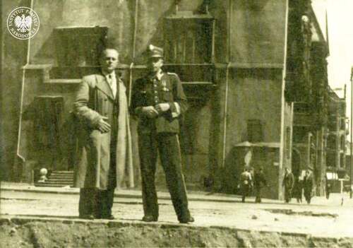 Jerzy Wierzbicki „Henryk”, "Dodek”, żołnierz AK (potem ROAK, a następnie NOW i NZW), powstaniec warszawski. W 1945 r. (na polecenie Bronarskiego) funkcjonariusz w PUBP w Sierpcu, w latach 1946-1948 podchorąży w Oficerskiej Szkole Piechoty we Wrocławiu. Skazany 3 VII 1950 r. na czterokrotną karę śmierci, pozbawienie praw publicznych i obywatelskich praw honorowych na zawsze oraz przepadek całego mienia. Stracony w więzieniu mokotowskim przy ul. Rakowieckiej 18 I 1951 r. (fot. z zasobu IPN)