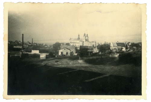 Przedmieście Krakowskie w Jarosławiu, grudzień 1942 r. W głębi widoczny zespół klasztorny oo. Dominikanów. Fot. ze zbiorów Tomasza Berezy