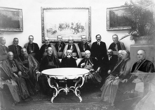 Prezydent RP Stanisław Wojciechowski z Episkopatem Polski i rządem po podpisaniu konkordatu. Bp Chomyszyn stoi za prezydentem Wojciechowskim. Warszawa, Belweder, wrzesień 1925 r. Fot. NAC