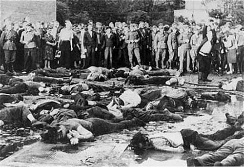 Pogrom w Kownie. Na zdjęciu ukazano mordowanie Żydów w garażach Lietūkisu, 27 czerwca 1941 (fot. domena publiczna)