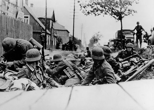 Fotografia ilustrująca walki uliczne w Kownie, czerwiec 1941 r. (fot. ze zbiorów NAC)