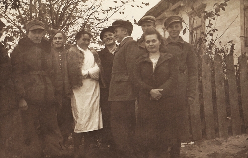 Żołnierze II batalionu 50 pp por. Władysława Czermińskiego „Jastrzębia” 27 Wołyńskiej Dywizji Piechoty AK w punkcie sanitarnym w Zasmykach na Wołyniu, 6 XI 1943 r.