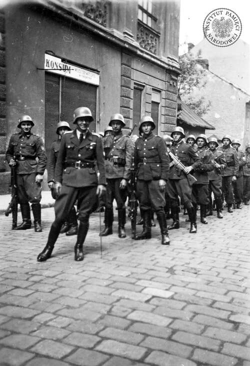 Pluton funkcjonariuszy z Komendy Powiatowej MO w Cieszynie podczas obchodów Narodowego Święta Zwycięstwa i Wolności, 9 V 1946 r. (fot. z zasobu IPN)
