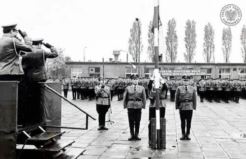 Uroczysty apel pododdziałów na placu apelowym jednostki ZOMO w Katowicach z okazji rocznicy zakończenia II wojny światowej, 9 maja 1975 roku