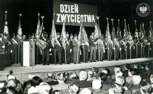Obchody Dnia Zwycięstwa środowisk kombatanckich w Elblągu w dniu 9 maja, lata 80. XX w. (fot. z zasobu IPN)