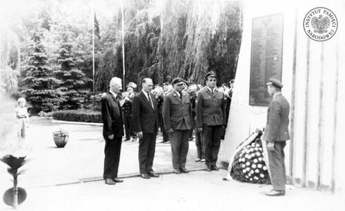 Odsłonięcie pomnika ku czci poległych w czasie II wojny światowej w Grybowie, 1960 r. (fot. z zasobu IPN)