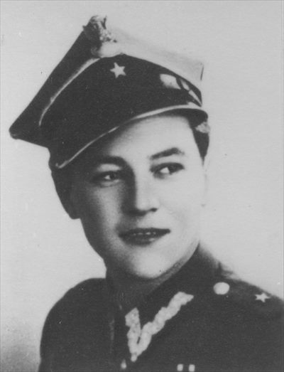 Mirosław Milewski jako absolwent pierwszego rocznika Rocznej Szkoły Oficerskiej CW MBP z 1949 r. (fot. z zasobów AIPN)
