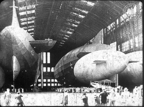 Niemiecki Zeppelin wraz z dwoma amerykańskimi sterowcami w jednym hangarze w Lakehurst w stanie New Jersey. Fot. z zasobu IPN
