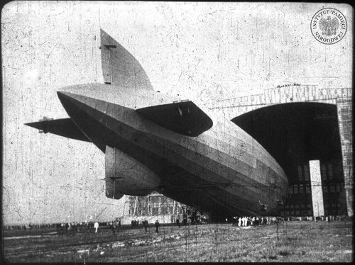 Sterowiec Graf Zeppelin wprowadzany do hangaru w bazie Lakehurst w stanie New Jersey po historycznym locie dookoła świata. Fot. z zasobu IPN
