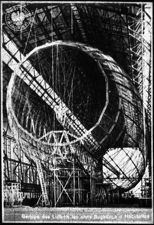 Rama sterowca Graf Zeppelin LZ 127 w fabryce aerostatów Luftschiffbau Zeppelin GmbH we Friedrichshafen w Niemczech. Fotografia z lat 20. XX wieku. Szkielet sterowca bez nosa i ogona. Fot. z zasobu IPN