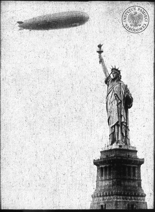 Niemiecki sterowiec szkieletowy Graf Zeppelin przelatujący 15 października 1928 r. nad Statuą Wolności w Nowym Jorku. Fot. z zasobu IPN