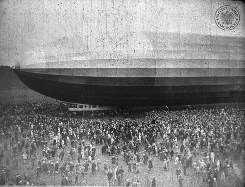 Sterowiec Hrabia (Graf) Zeppelin prezentujący się licznej publiczności. Fot. z zasobu IPN