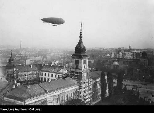 Polski sterowiec ciśnieniowy „Lech” unoszący się nad Zamkiem Królewskim w Warszawie w 1926 r. Fot. z zasobu Narodowego Archiwum Cyfrowego