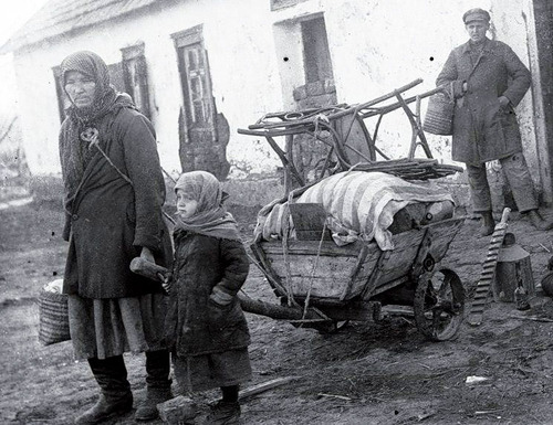 Rodzina wypędzona z domu ok. 1932 w obwodzie donieckim, w czasie kolektywizacji w Związku Sowieckim (fot. domena publiczna)