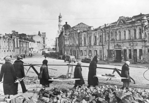 Charków. Odbudowa miasta przez ludność cywilną. Widoczni mężczyźni i kobiety, maj 1943 r. (fot. z zasobu NAC)