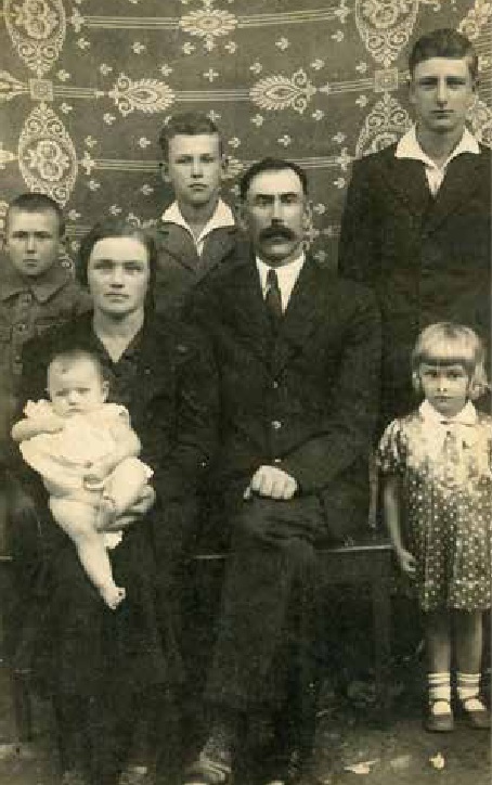 Rodzina Żmudzkich z Zaszkiewicz Nowych, gm. Poryck, 1938/39 r. Stoją od prawej: Danusia (ur. 1934 r.), Remigiusz (ur. 1922 r.), Zygmunt (ur. 1924 r.) i Edmund (ur. 1926 r.). Siedzą od lewej: Władysława z małą Mirosławą (ur. 1937 r.) i Jan (fot. z zasobu AIPN)