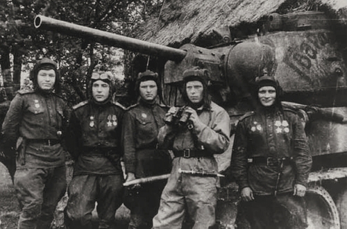 Sowieccy czołgiści z 10 Korpusu Pancernego przed wkroczeniem do Lwowa, lipiec 1944 r. (fot. domena publiczna)