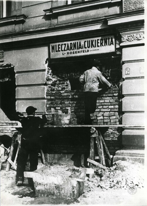 Zamurowywanie wejścia do kamienicy przy Rynku Podgórskim 3, która znalazła się w granicach krakowskiego getta (fot. ze zbiorów IPN)