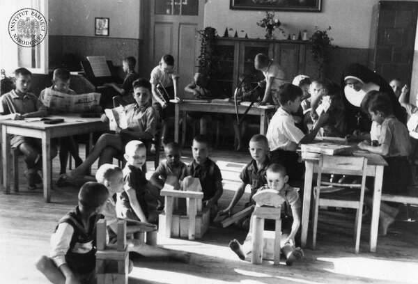 Sieroty w Polsce po 1945 r. Dzieci wojennego chaosu