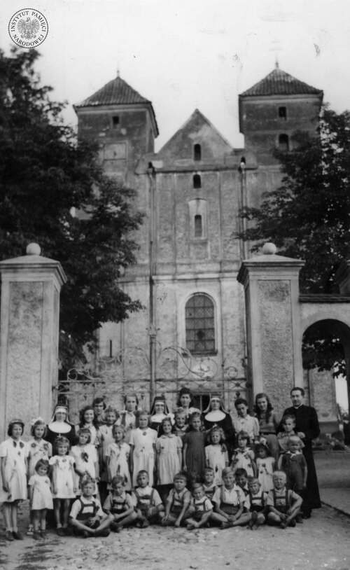 Wychowankowie domu dziecka prowadzonego przez Kościół (fot. z zasobu IPN)