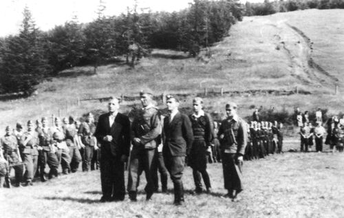 Oddziały „Murawy” podczas uroczystości 3 września 1944 r. na Suchej Polanie. W centrum por. Wincenty Horodyński ps. „Kościesza”, komendant Obwodu. Fot. Archiwum Dariusza Dyląga