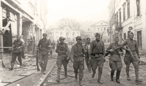 Wspólny patrol żołnierzy AK i Armii Czerwonej na ul. Wielkiej w Wilnie, między 10 a 12 lipca 1944 r. (fot. z zasobu IPN)