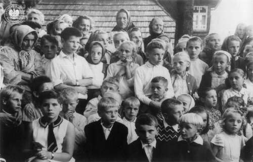 Grupa dzieci na koloniach letnich w Czerwiennem, 1967 r. (fot. z zasobu AIPN)