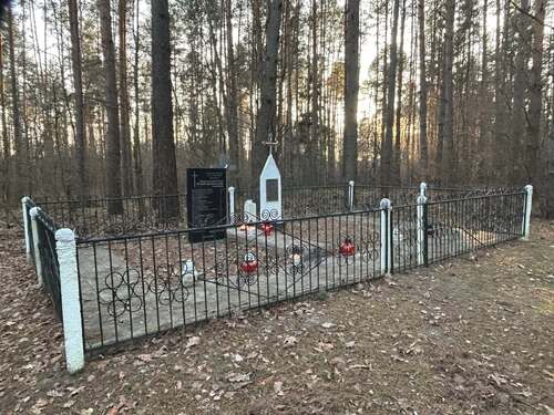 Zbiorowa mogiła w Parośli, 2025 r. (fot. Konsulat Generalny RP w Łucku)