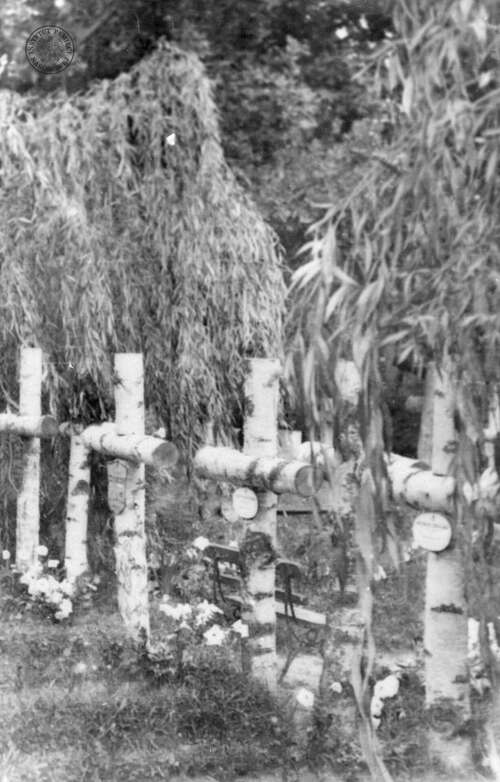 Mogiły żołnierzy batalionu „Zośka” na Cmentarzu Wojskowym na warszawskich Powązkach, fotografia z 1945 r. (fot. z zasobu AIPN)