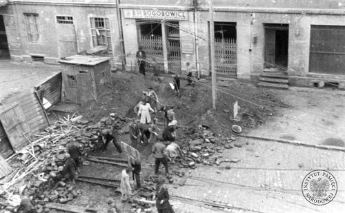 Budowa barykady przy ulic Chłodnej (fot. z zasobu AIPN)