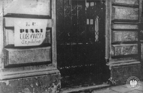 Punkt odżywczy na ul. Szpitalnej (fot. z zasobu AIPN, Jerzy Tomaszewski)