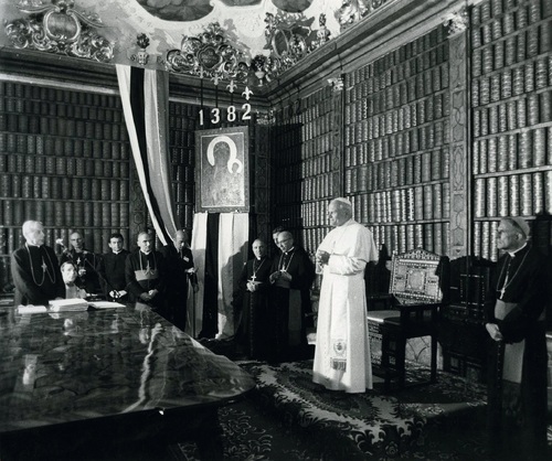 Konferencja Episkopatu Polski z udziałem Jana Pawła II w sali biblioteki klasztoru Paulinów na Jasnej Górze. Na zdjęciu po lewej kard. Stefan Wyszyński, na lewo od papieża kard. Agostino Casaroli, 5 czerwca 1979 r. (fot. z zasobu AIPN)