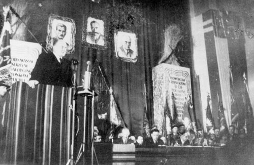 Stanisław Mikołajczyk przemawiający z trybuny do uczestników Kongresu PSL w Warszawie (z zasobu IPN)
