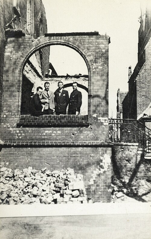Ksiądz Józef Zator-Przytocki w oknie oczekującej na odbudowę plebanii Kościoła na Czarnej w Gdańsku-Wrzeszczu, 1946 r. (Archiwum Parafii Najświętszego Serca Jezusowego w Gdańsku-Wrzeszczu)