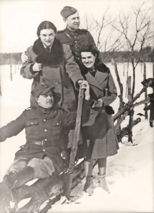 Ewa Jasińska i  Jan Borysewicz, niżej Franciszek Załuski i Irena Trocka; Obaliszki, zima 1944 roku