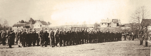 Przegląd I batalionu 77 pp AK w Mociewczukach; z prawej strony przed frontem – por. „Zych II”, kwiecień 1944 r. (fot. zbiory K. Krajewskiego)
