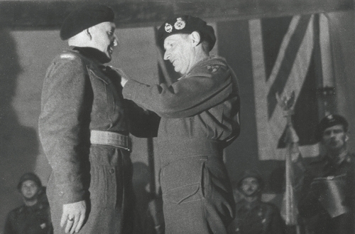 Generał Stanisław Maczek przyjmuje odznaczenie z rąk marsz. Bernarda Montgomery’ego, Breda, listopad 1944 r. (fot. z zasobu IPN)