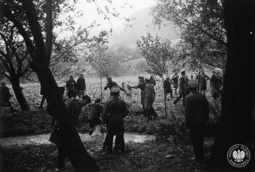 Milicjanci usuwający protestujące kobiety z rejonu rozbiórki, 12 sierpnia 1974 roku