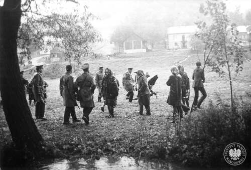 Milicjanci usuwający protestujące kobiety z rejonu rozbiórki, 12 sierpnia 1974 roku