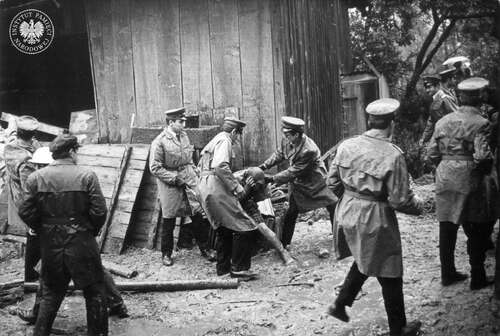 Milicjanci usuwający protestujące kobiety z miejsca rozbiórki, 12 sierpnia 1974 roku
