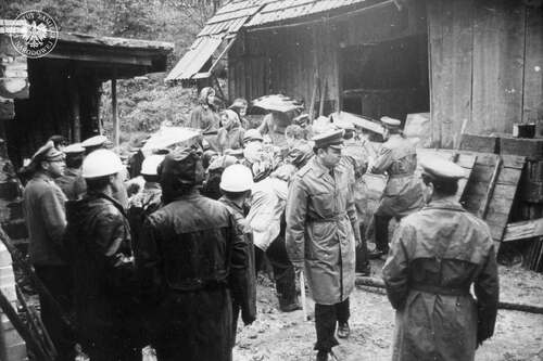 Milicjanci usuwający protestujące kobiety z miejsca rozbiórki, 12 sierpnia 1974 roku