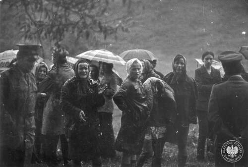 Kobiety ze wsi Szklary protestujące przeciwko akcji rozbiórkowej, w asyście milicjantów, 12 sierpnia 1974 roku