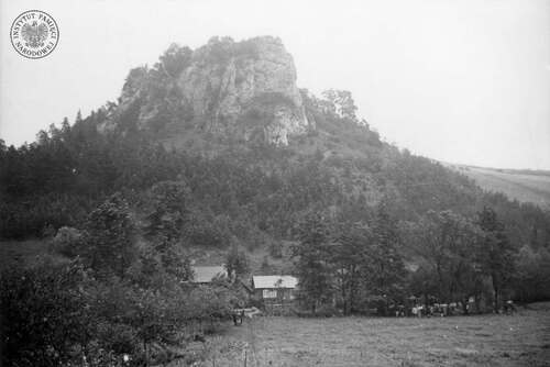Fragment panoramy wsi Szklary. Z prawej strony grupa kobiet protestujących przeciwko wyburzeniu ganku dobudowanego bez zezwolenia władz do zakupionego przez księdza Józefa Pochopienia budynku pełniącego funkcję punktu katechetycznego, 12 sierpnia 1974 roku