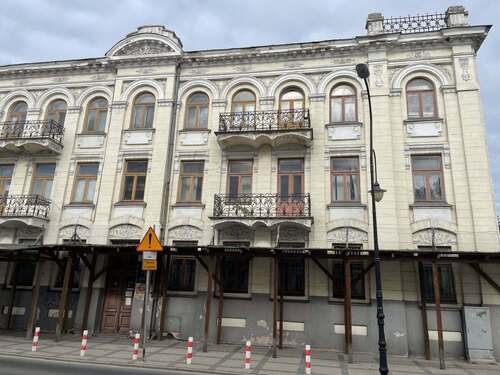 Słynna „nowa katedra” - budynek przy ul. 1 Maja 3 w Płocku, w którym podczas wojny mieściła się niemiecka tajna policja i gdzie według akt śledztwa Roman Wójcik ps. „Morski” popełnił samobójstwo. Następnie siedziby miały tu: NKWD, PUBP, MO i wreszcie Policja. Od 2014 r. budynek pozostaje niezagospodarowany (fot. Dawid Chomej)