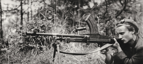 Kapral Jerzy Pelc-Piastowski „Łazik” z rkm-em Bren, lasy koło Woli Żarczyckiej, 1944 r. W czasie akcji „Burza” żołnierz Obwodu AK Łańcut w 39 pułku piechoty AK. W 1945 r. w konspiracji poakowskiej w oddziale kpt. Wacława Rejmaka „Ostoi”. Więzień stalinowski. Po wyjściu z więzienia ukończył Wydział Filozoficzno-Historyczny Uniwersytetu Jagiellońskiego. Pracował jako dziennikarz i publicysta historyczny (fot. z zasobu IPN)