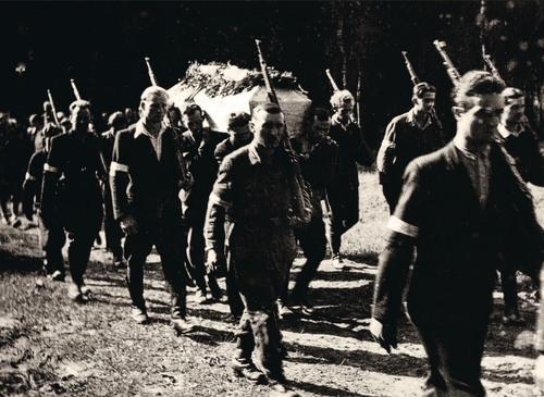 Pogrzeb kpt. Józefa Lutaka Dyzmy, oficera dywersji Inspektoratu AK Rzeszów, poległego w walce z Niemcami w Gołęczynie 20 sierpnia 1944 roku, polana Kałużówka, 21 sierpnia 1944 roku