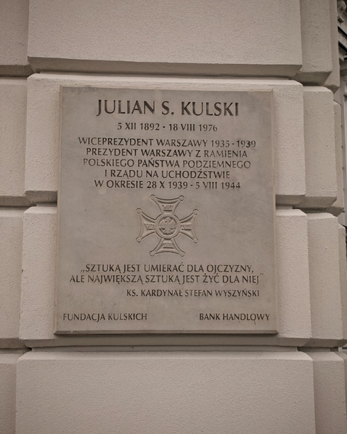 Tablica na Pałacu Jabłonowskich, przy ul Senatorskiej, dawnym ratuszu, przypominająca warszawiakom i turystom postać prezydenta Juliana Kulskiego (fot. Katarzyna Adamów)