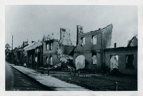 Zniszczone przez Niemców budynki wzdłuż jednej z ulic w Pińczowie; widok z samochodu niemieckiego, 9-10 września 1939 r. (fot. IPN)