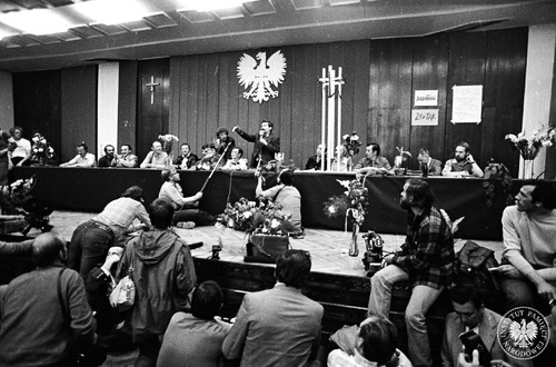 Za stołem członkowie Prezydium MKS w Stoczni Gdańskiej (pierwszy z prawej Stefan Lewandowski), sierpień 1980 r. (fot. z zasobu AIPN, autor: Stanisław Składanowski)